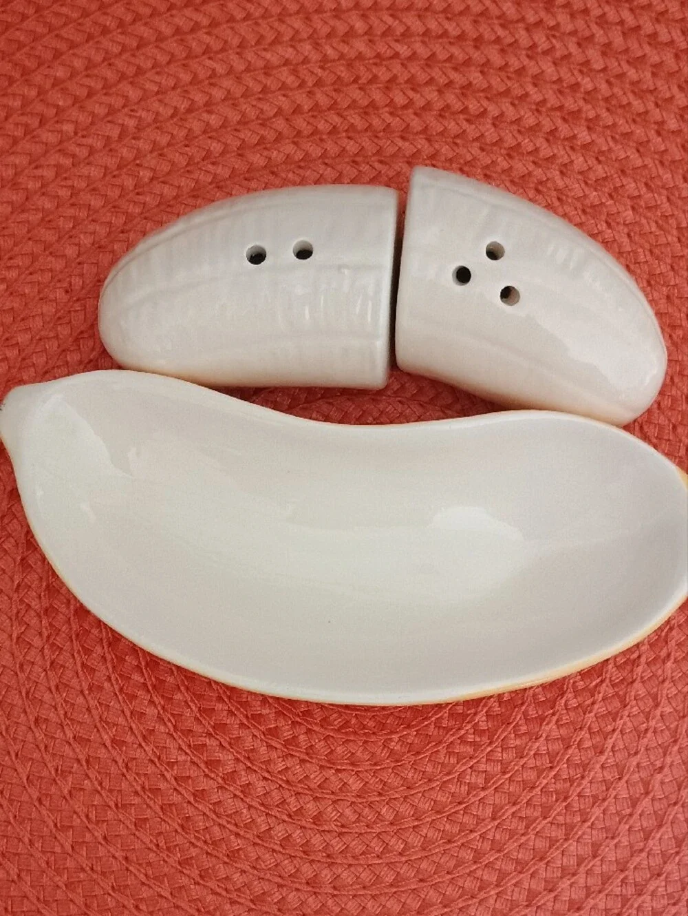 NWT Cracker Barrel Open Banana Salt & Pepper Shaker Set